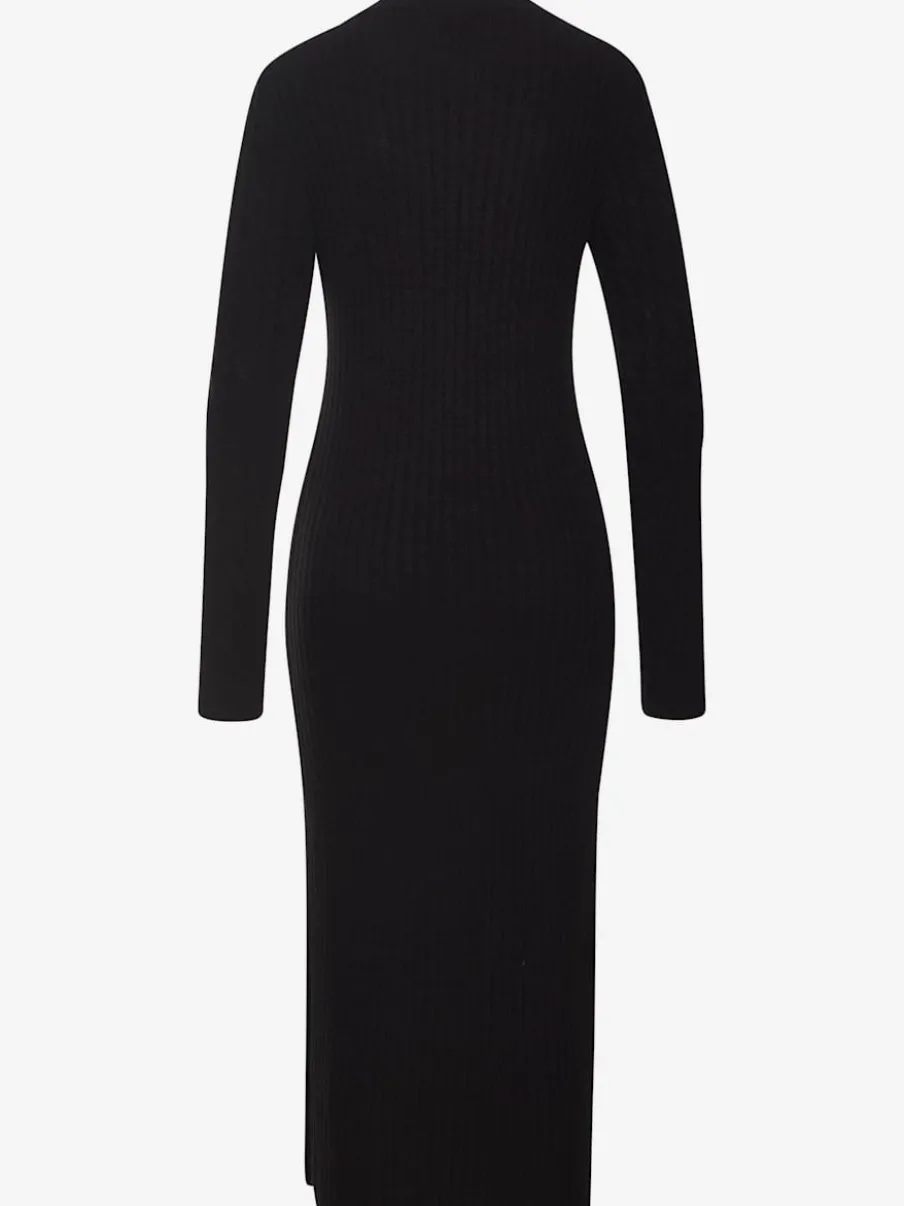 Robe en tricot col montant avec manches longues et jupe fendue