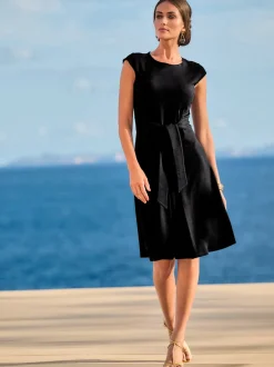 Robe fourreau à col rond avec ceinture à nouer