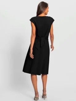 Robe fourreau à col rond avec ceinture à nouer