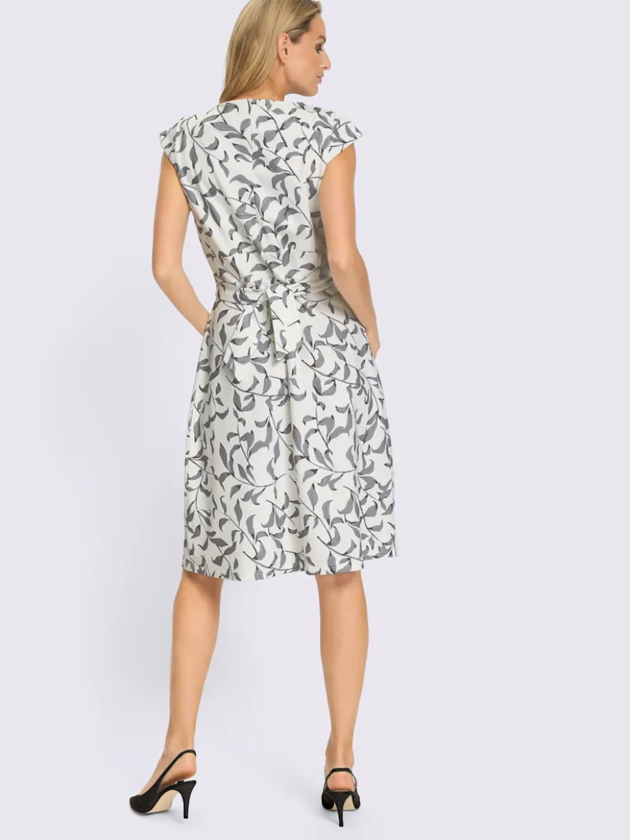 Robe fourreau à col rond avec ceinture à nouer