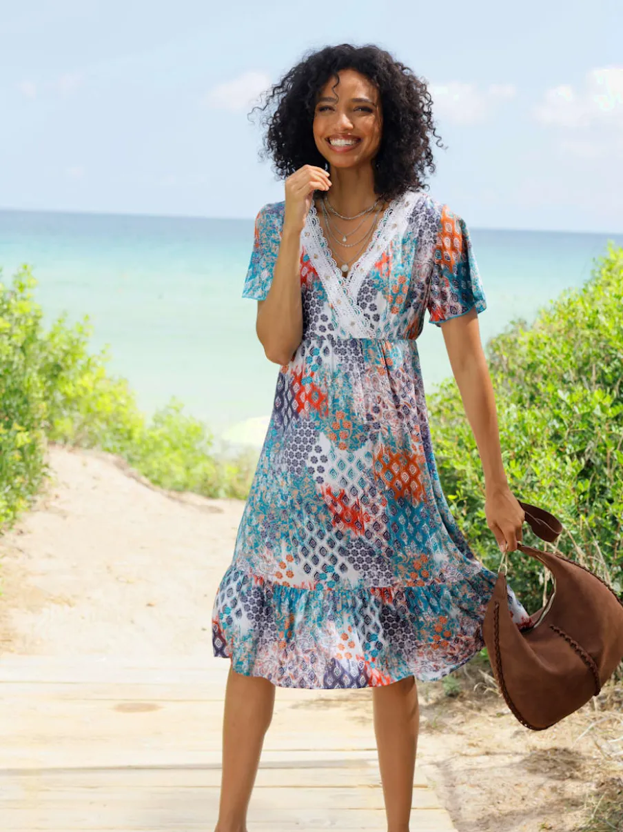 Robe imprimée à col en V avec manches courtes et ourlet volanté
