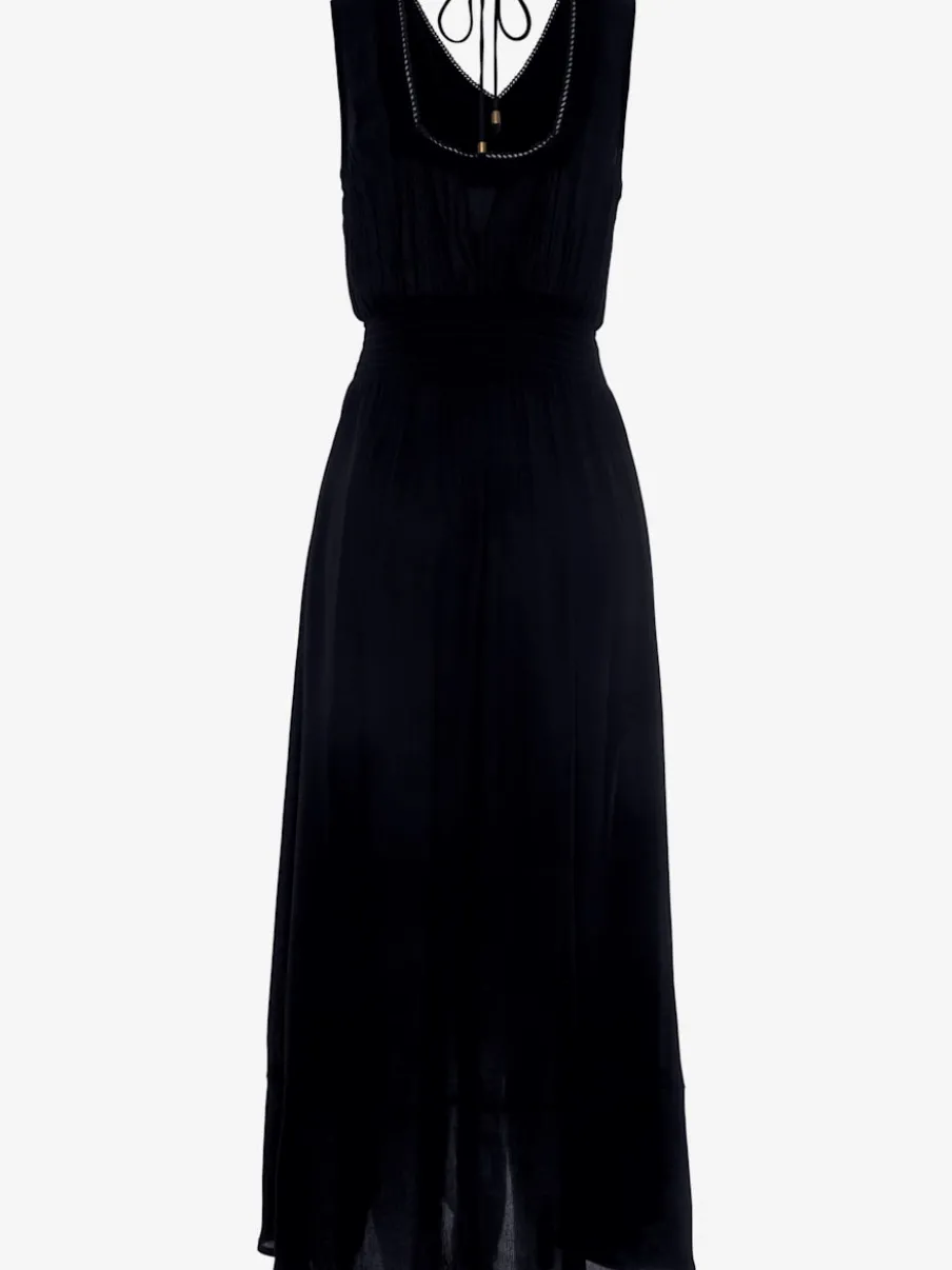 Robe longue avec bordure en dentelle et volant.
