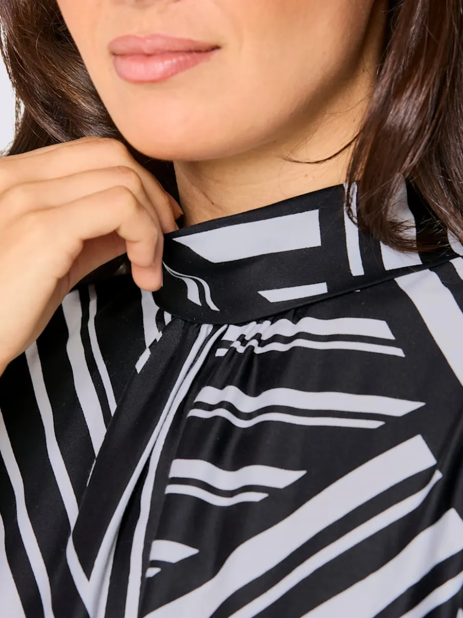 Robe longue avec col montant et manches trois-quarts à motif graphique