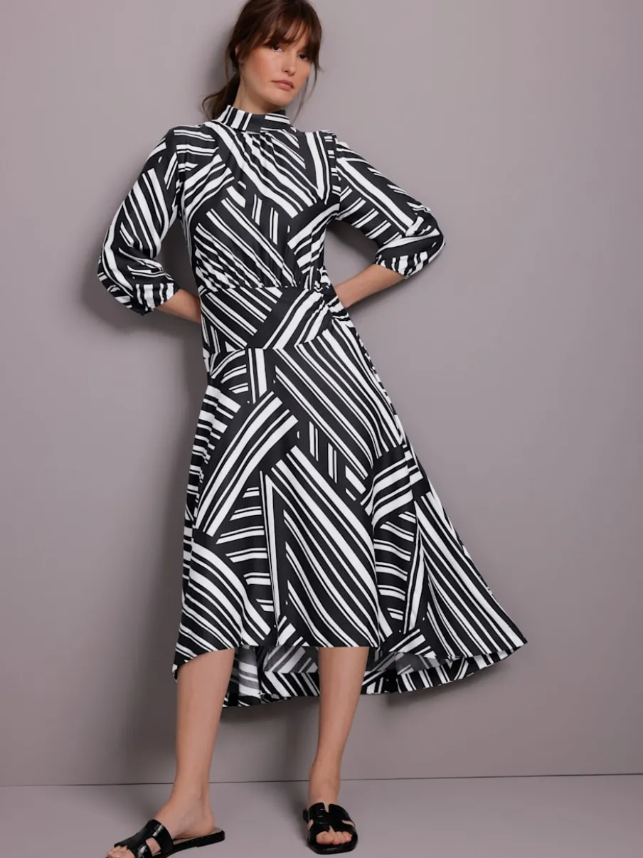 Robe longue avec col montant et manches trois-quarts à motif graphique