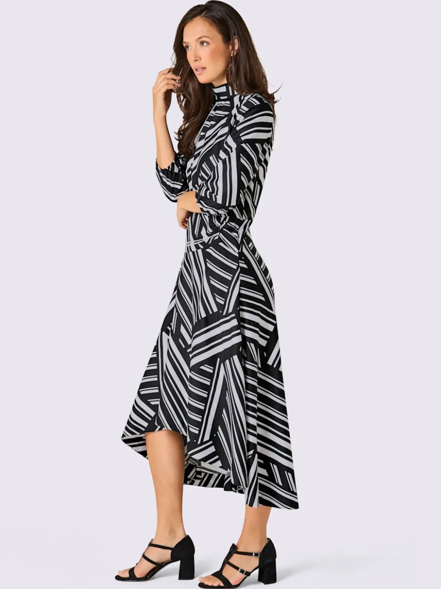 Robe longue avec col montant et manches trois-quarts à motif graphique