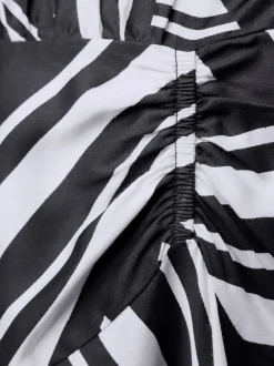 Robe longue avec col montant et manches trois-quarts à motif graphique