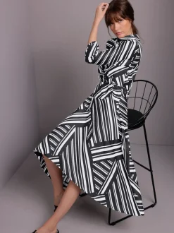 Robe longue avec col montant et manches trois-quarts à motif graphique