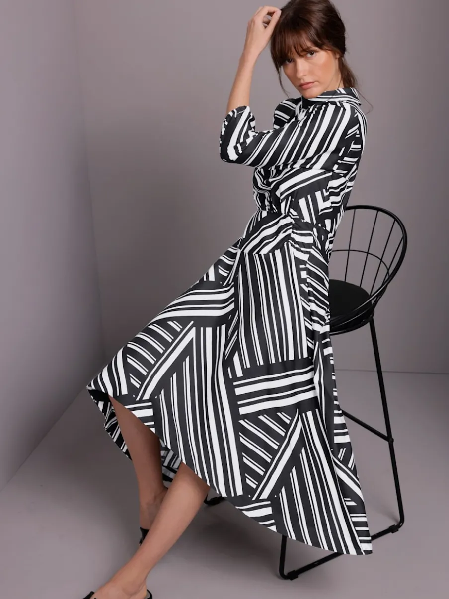 Robe longue avec col montant et manches trois-quarts à motif graphique