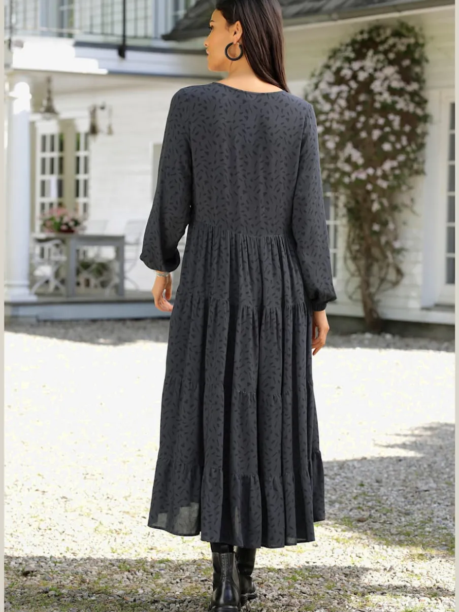 Robe longue avec encolure en v et manches longues élastiquées à motifs imprimés.