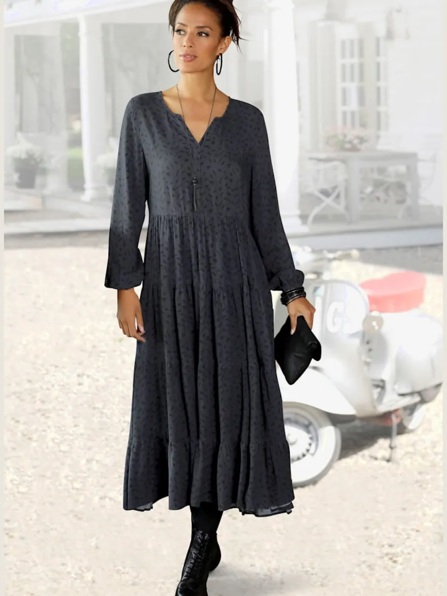 Robe longue avec encolure en v et manches longues élastiquées à motifs imprimés.