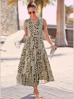 Robe longue avec encolure ronde à imprimé animal.