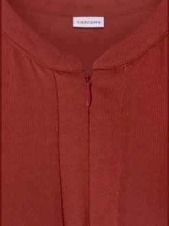 Robe midi à encolure avec glissière et empiècement.