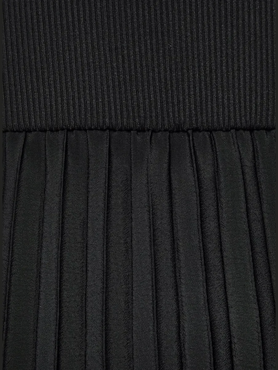 Robe mi-longue avec jupe plissée et col rond