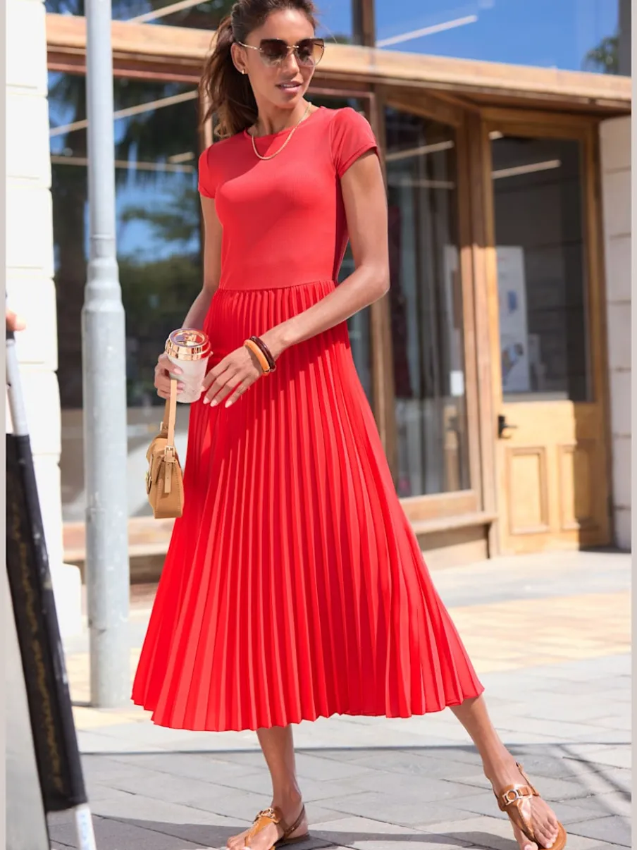Robe mi-longue avec jupe plissée et col rond