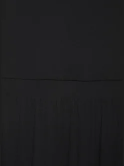 Robe mi-longue en jersey avec encolure droite et poches