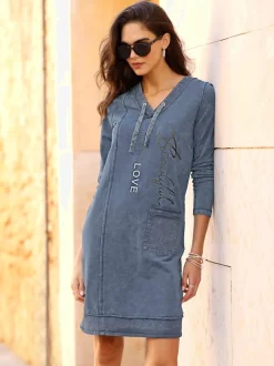 Robe sweat à col en V avec inscription et poches.