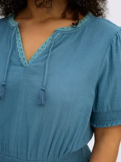 Robe tunique encolure ronde avec v ouvert et lien à nouer