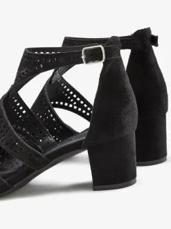 Sandales à brides petites découpes