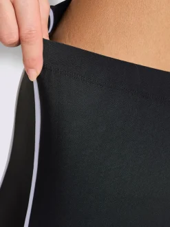 Short de bain passepoils contrastés tendance