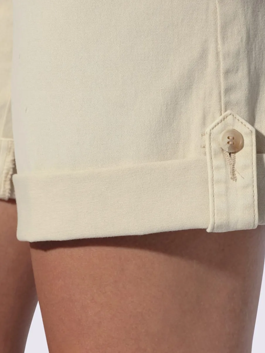 Short en jean avec couture décorative et poches pratiques