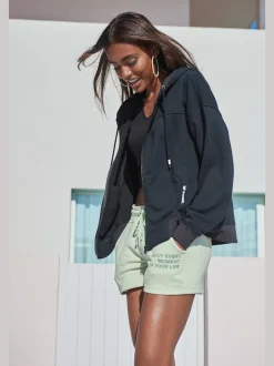 Short en matière sweat avec imprimé et poches fendues pratiques