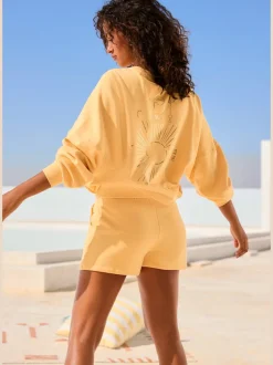 Short en matière sweat avec ruban à coulisse et poches fendues