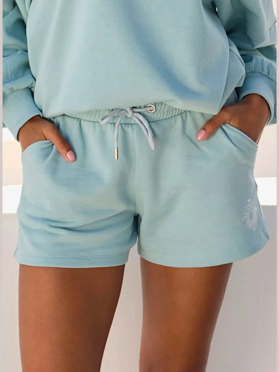 Short en matière sweat avec ruban à coulisse et poches fendues