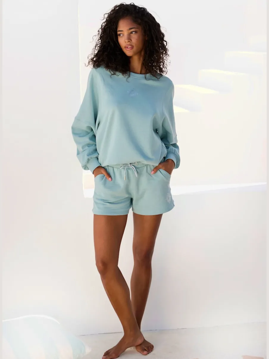 Short en matière sweat avec ruban à coulisse et poches fendues