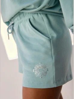 Short en matière sweat avec ruban à coulisse et poches fendues