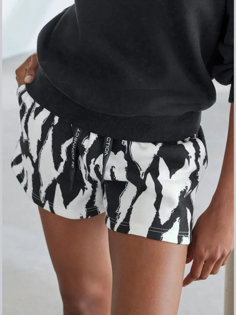 Short molletonné ample à imprimé doux avec poches pratiques