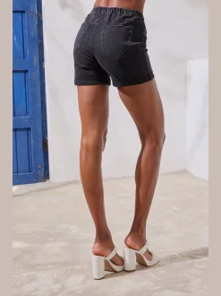 Shorts en jean extensibles avec deux poches arrière