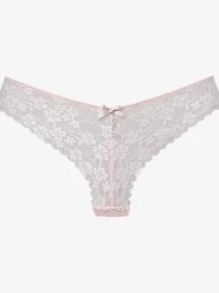 String extravagant en dentelle florale raffinée