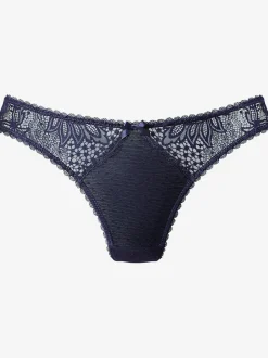 String féminin avec bordures en dentelle discrètes et nœud décoratif