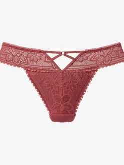 String séduisant avec découpe élégante au centre devant