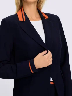 Tailleur pantalon avec col à revers et détails contrastés