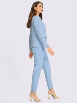 Tailleurs pantalons cintrés avec boutons et poches fonctionnelles