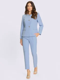 Tailleurs pantalons cintrés avec boutons et poches fonctionnelles
