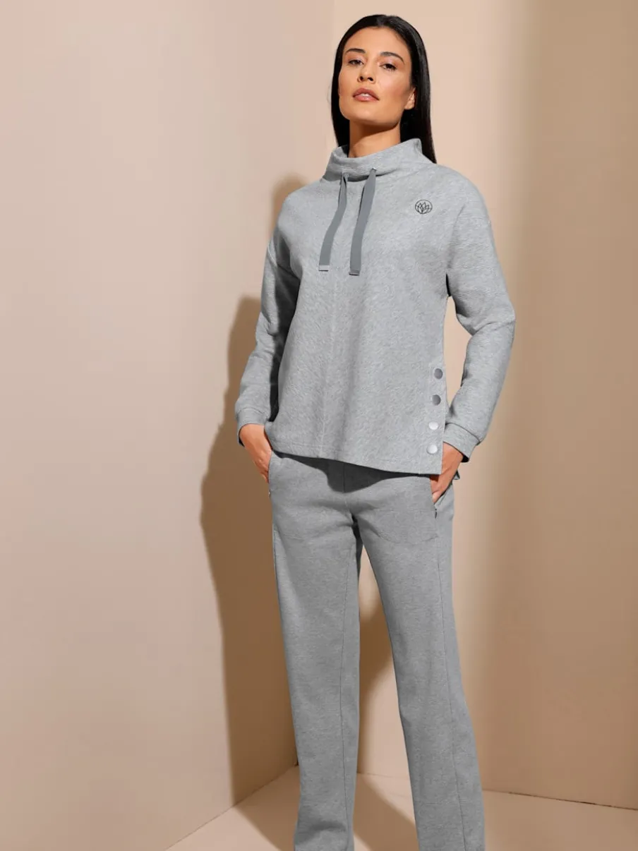 Tenue détente à col montant avec manches longues et détails brodés