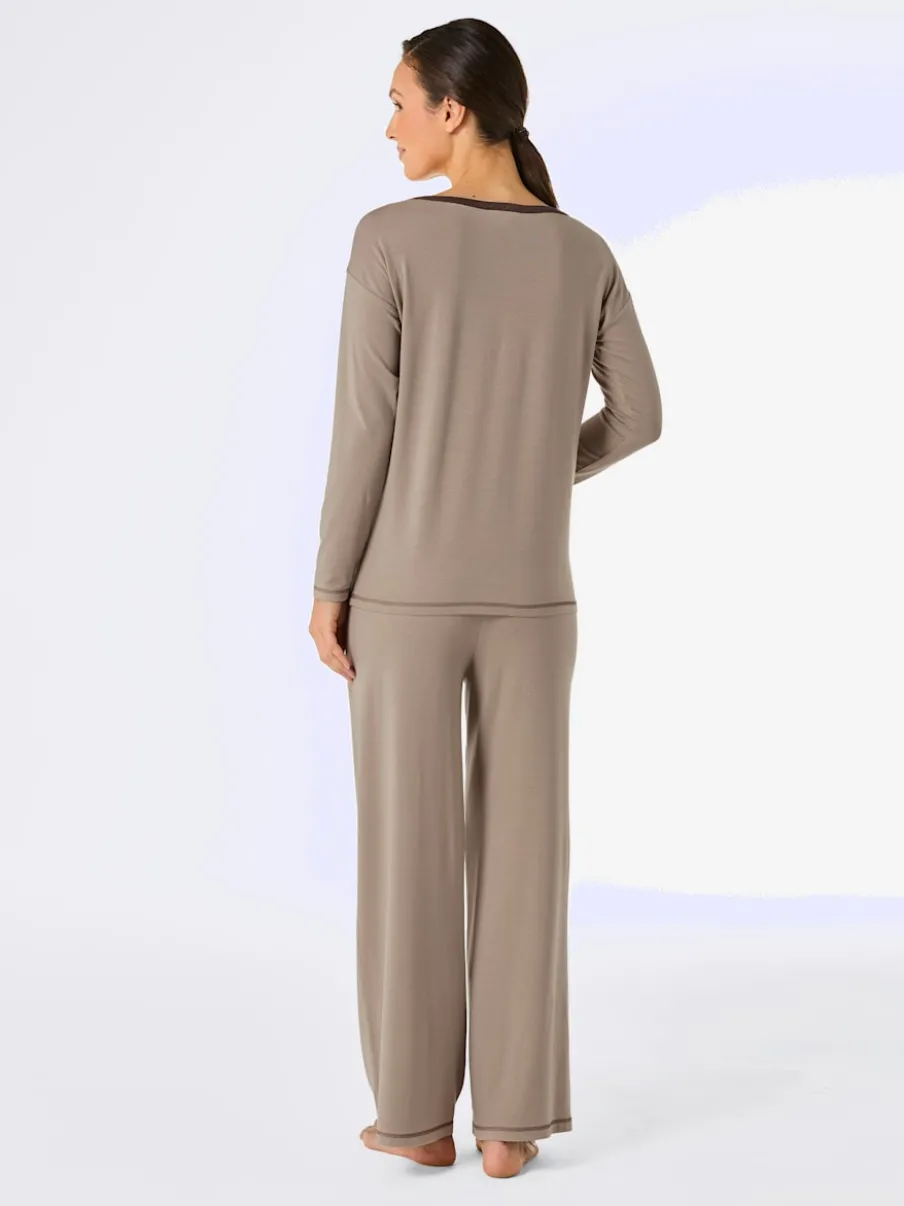 Tenue détente en lyocell avec haut à col U et pantalon large