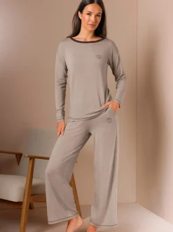 Tenue détente en lyocell avec haut à col U et pantalon large