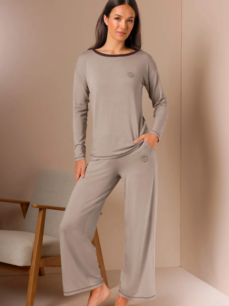 Tenue détente en lyocell avec haut à col U et pantalon large