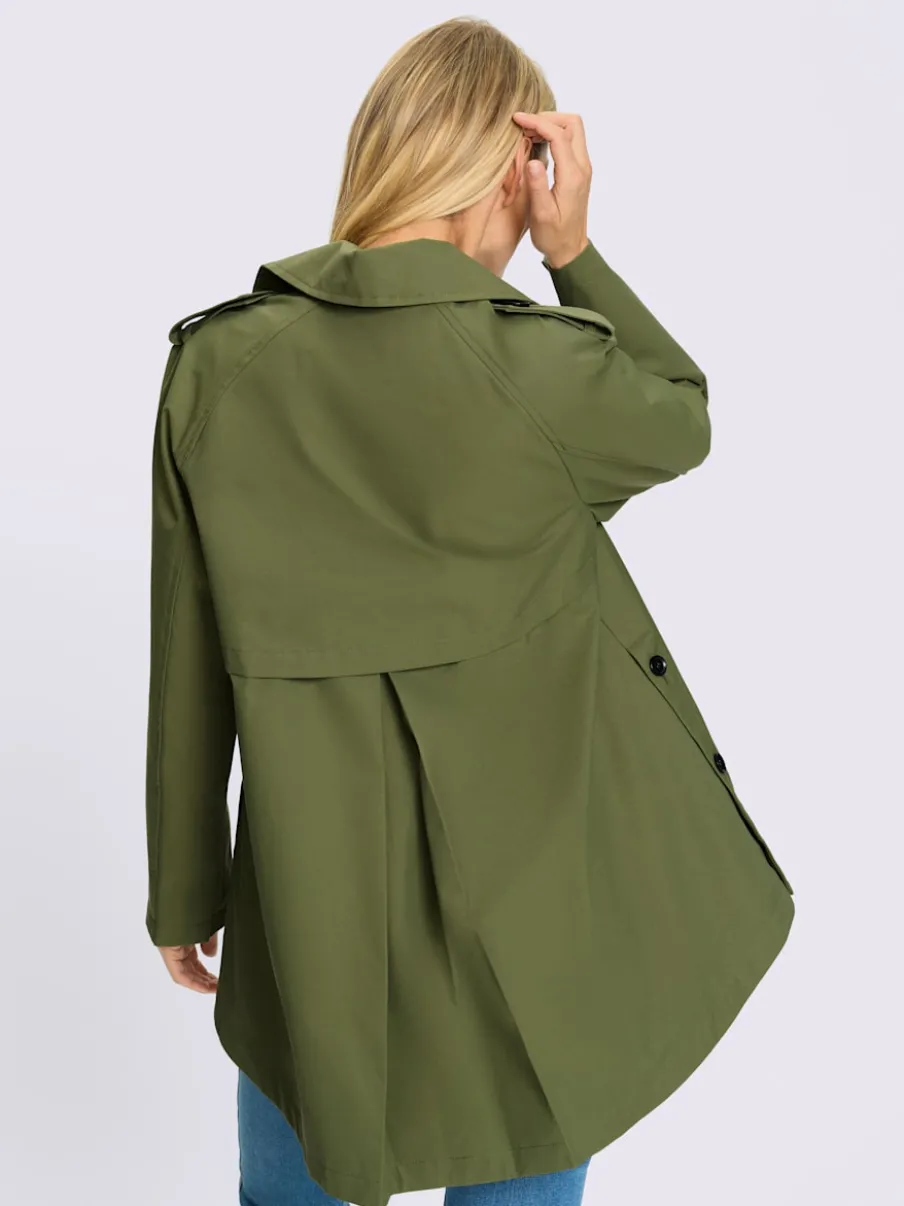 Trench-coat long avec col à revers et poches.