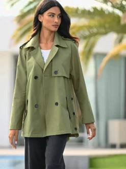 Trench-coat long avec col à revers et poches.