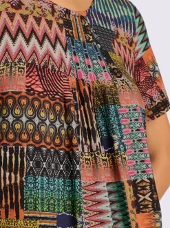 T-shirt à col V avec imprimé patchwork et manches courtes