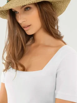 T-shirt à grande encolure carrée avec manches courtes et coupe ajustée