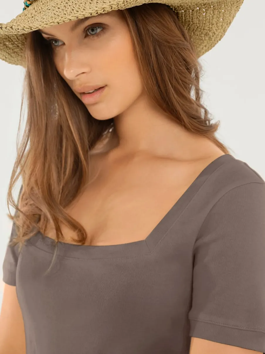 T-shirt à grande encolure carrée avec manches courtes et coupe ajustée