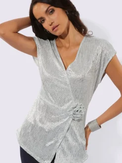 T-shirt long à col en V avec fleur décorative latérale