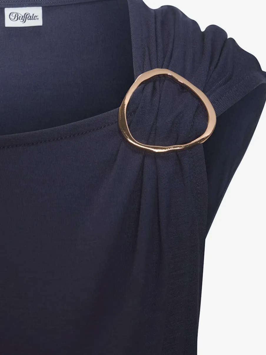 T-shirt à manches courtes avec boucle décorative dorée sur l'épaule