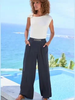 T-shirt à manches courtes avec boucle décorative dorée sur l'épaule