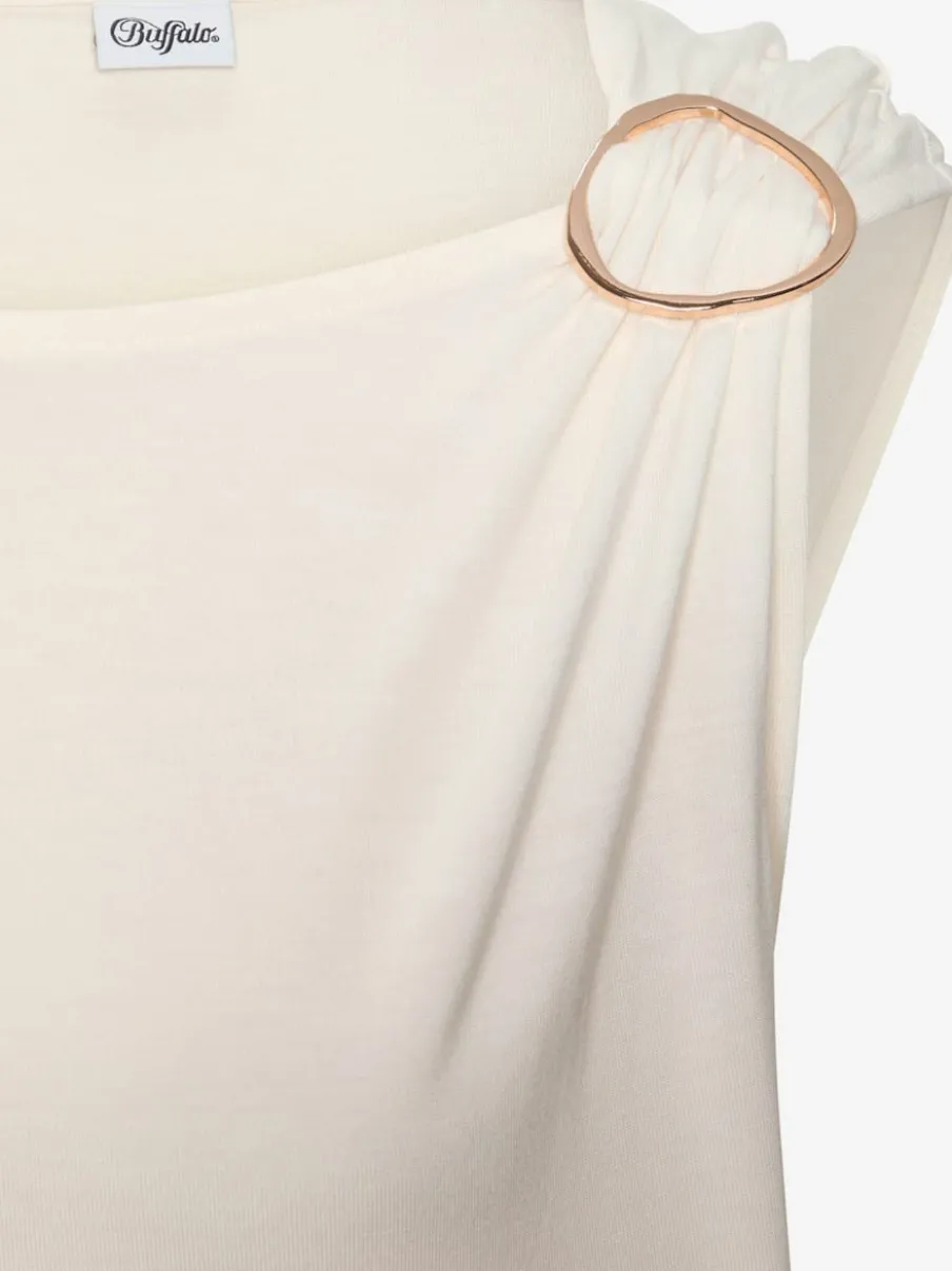 T-shirt à manches courtes avec boucle décorative dorée sur l'épaule